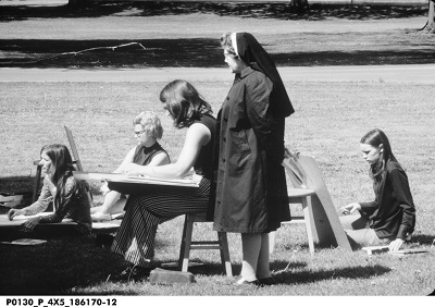 Arts students on campus at Marion College, 1972 (courtesy of Indiana Historical Society)
